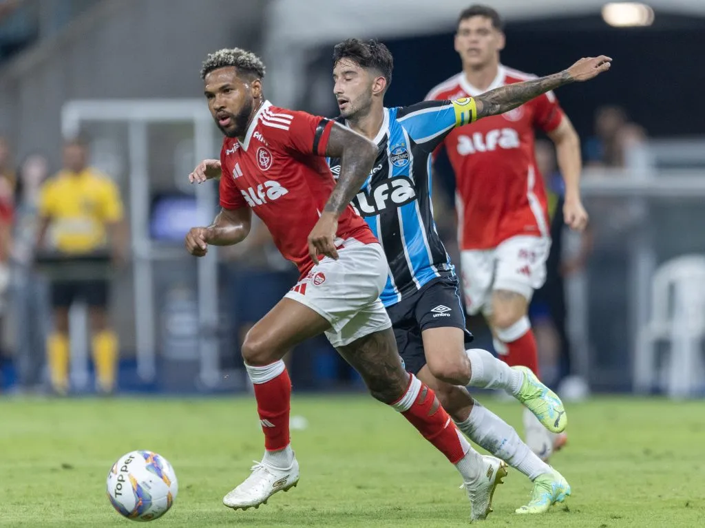 Villasanti jogador do Grêmio disputa lance com Wesley jogador do Internacional – Foto: Liamara Polli/AGIF