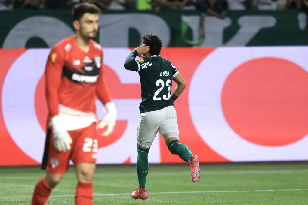 Raphael Veiga marca o gol da classificação do Palmeiras. Foto: Marcello Zambrana/AGIF