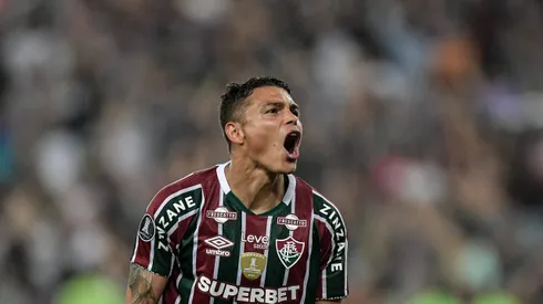 Thiago Silva, jogador do Fluminense, comemora vitória ao final da partida contra o Grêmio, pela CONMEBOL Libertadores de 2024. Foto: Thiago Ribeiro/AGIF.