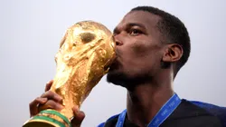 Pogba com o troféu da Copa do Mundo pela seleção da França. (Photo by Laurence Griffiths/Getty Images)