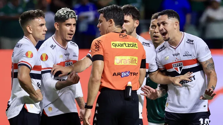 SP - SAO PAULO - 10/03/2025 - PAULISTA 2025, PALMEIRAS X SAO PAULO - jogadores do Sao Paulo reclamam com a arbitragem durante partida contra o Palmeiras no estAdio Arena Allianz Parque pelo campeonato Paulista 2025.