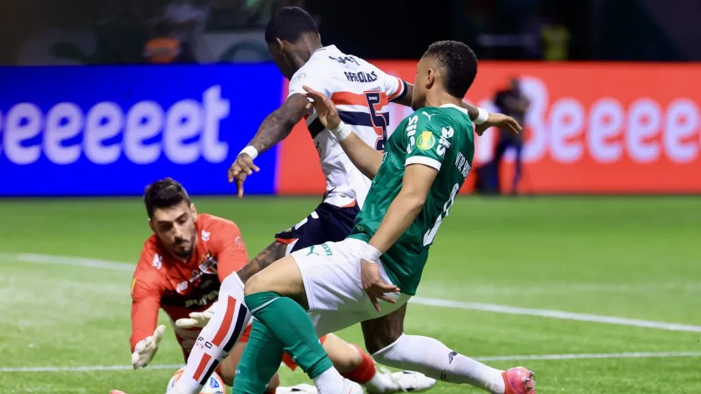 Lance gerou polêmica na partida – Foto: Marcello Zambrana/AGIF