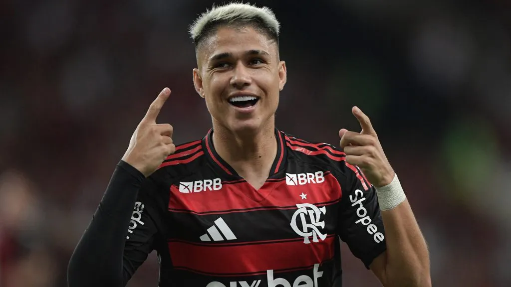 Luiz Araújo comemorando pelo Mengão no Campeonato Carioca – Foto: Thiago Ribeiro/AGIF