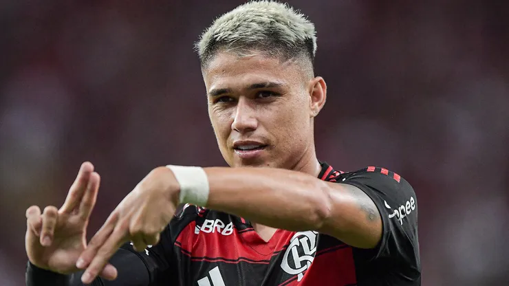Luiz Araújo comemorando pelo Flamengo no Clássico dos Milhões - Foto: Thiago Ribeiro/AGIF