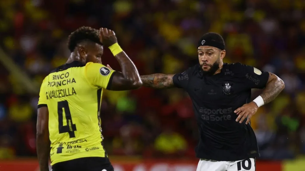 Memphis Depay contra o Barcelona de Guayaquil (Photo by Franklin Jacome/Getty Images)