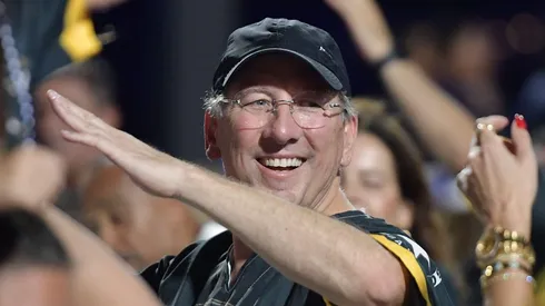 John Textor na Sapucaí em desfile da escola de samba do Botafogo. Foto: Thiago Ribeiro/AGIF (Photo by Thiago Ribeiro/AGIF/Sipa USA) Credit: Sipa US/Alamy Live News