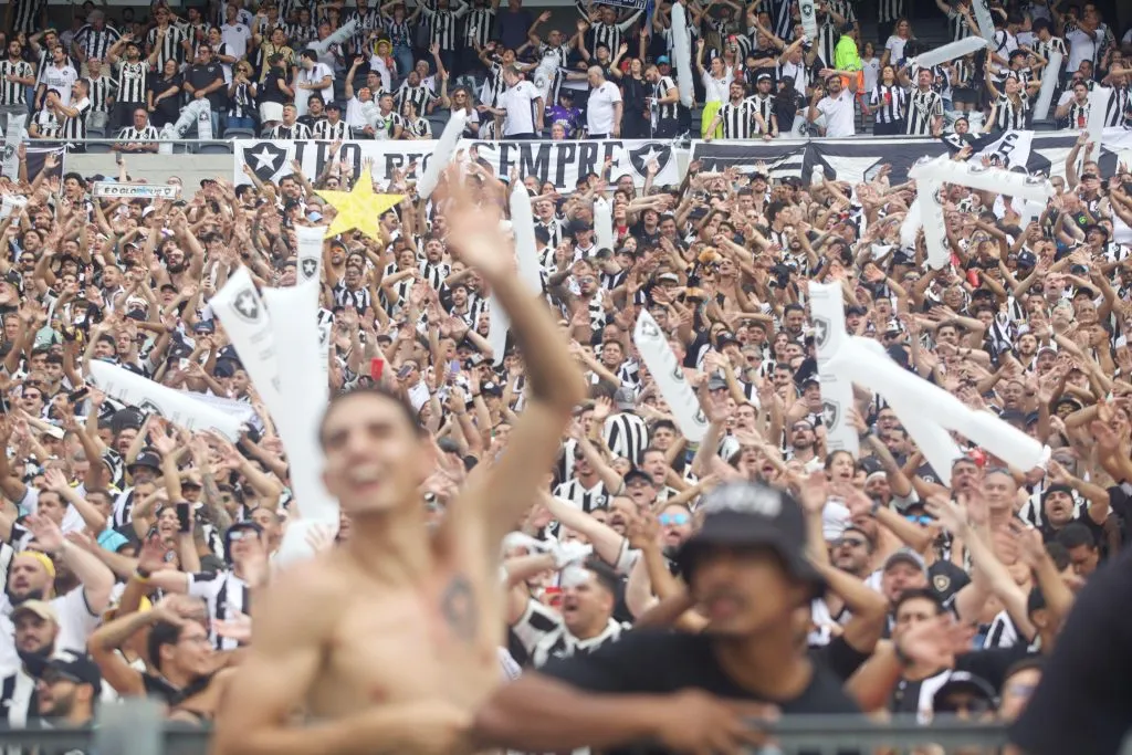 Torcedores do Botafogo lotaram o seu setor na final da Libertadores, no Monumental de Nuñez. Foto: SPP Sport Press Photo. /Alamy Live News