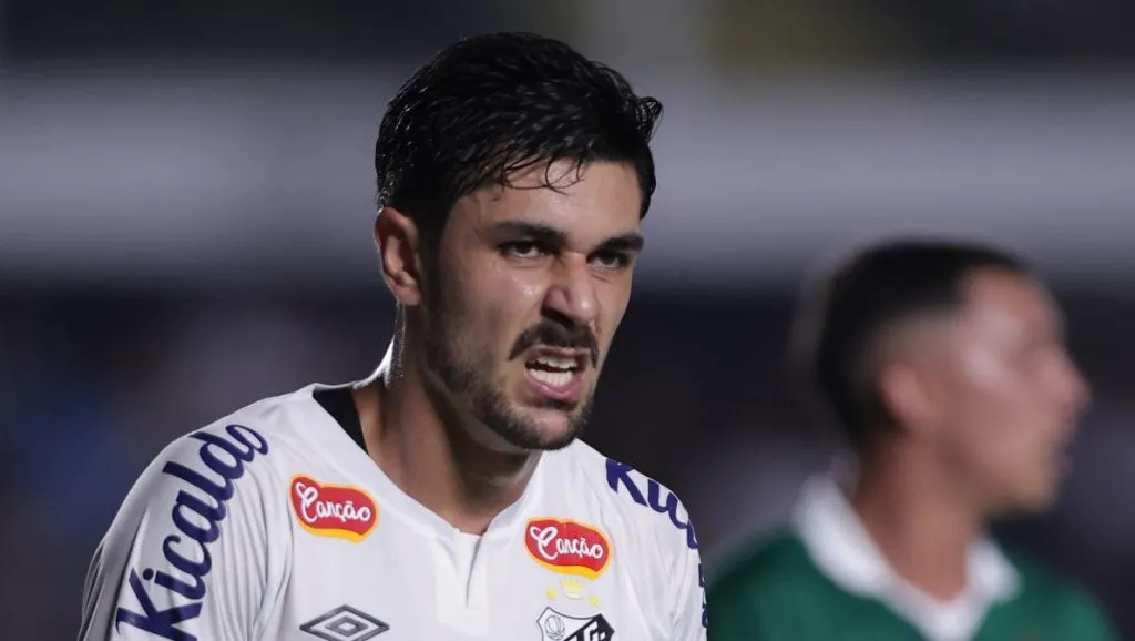 Foto: Ettore Chiereguini/AGIF – Basso e Godoy puxam a fila de saídas no Alvinegro após queda no paulista.