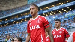 Vitinho em ação no primeiro Gre-Nal da final.