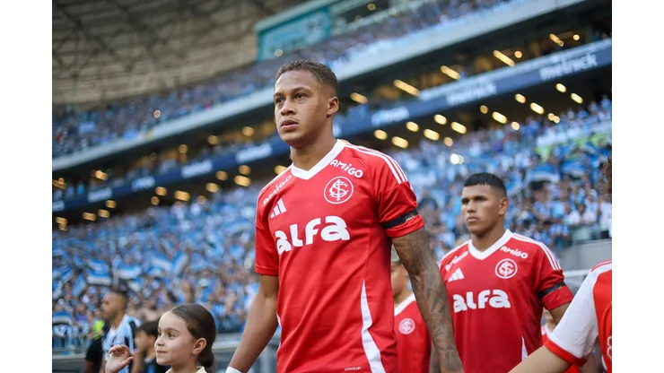Vitinho em ação no primeiro Gre-Nal da final.
