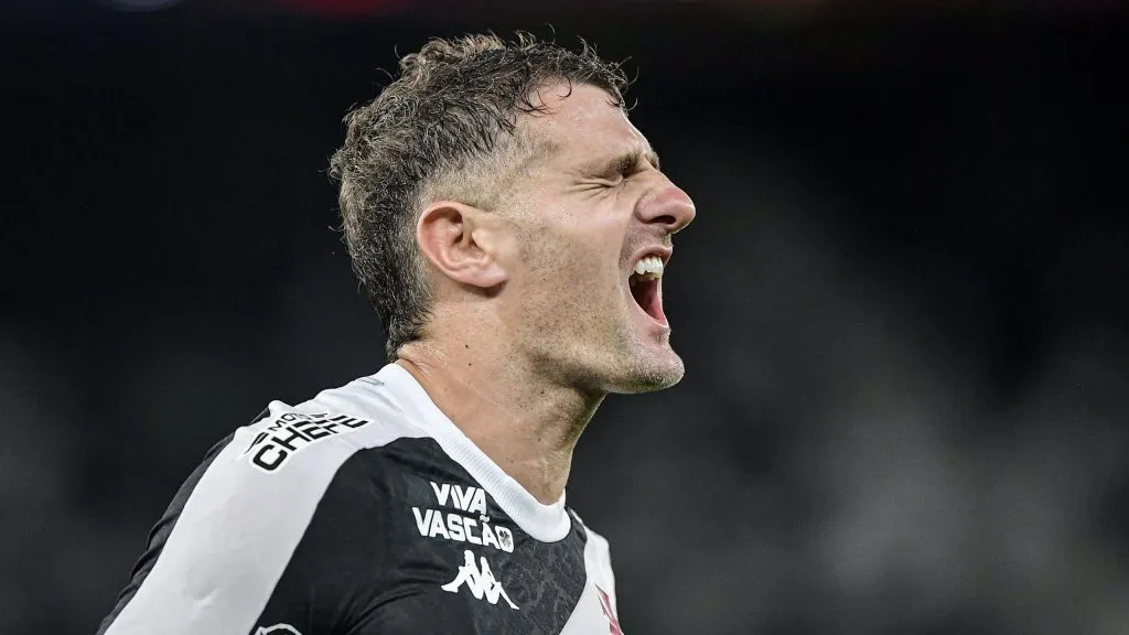Vegetti lamenta chance perdida em jogo do Vasco. Foto: Thiago Ribeiro/AGIF.