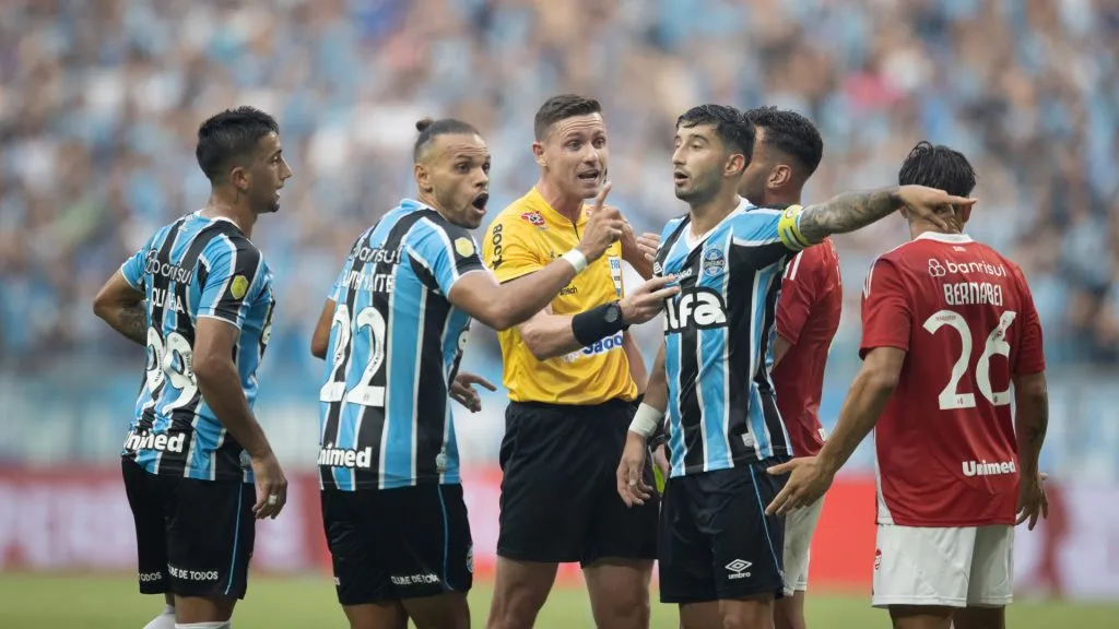 Jogadores do Grêmio durante o Gre-Nal – Foto: Liamara Polli/AGIF