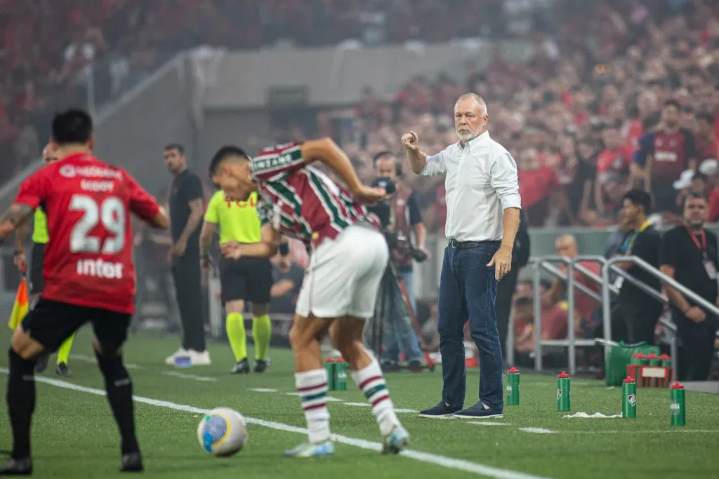 PR – CURITIBA – 01/12/2024 – BRASILEIRO A 2024, ATHLETICO-PR X FLUMINENSE – Mano Menezes tecnico do Fluminense durante partida contra o Athletico-PR no estadio Arena da Baixada pelo campeonato Brasileiro A 2024. Foto: Luis Garcia/AGIF