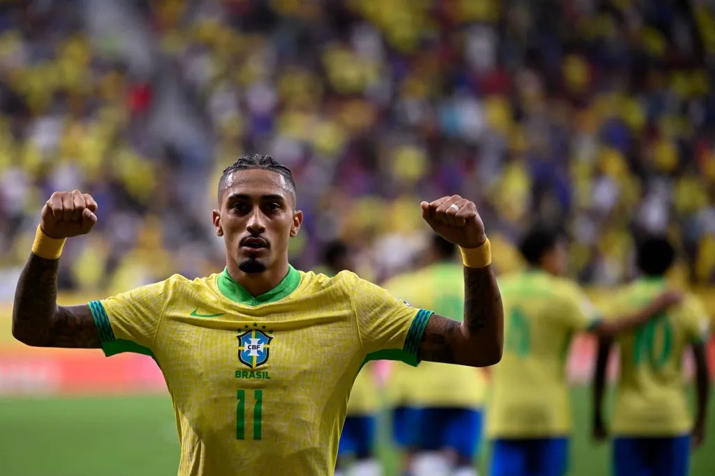 Raphinha vê romário sair em defesa após declaração polêmica – Foto: Mateus Bonomi/AGIF