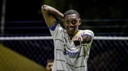 Max comemora um dos seus gols com a camisa do Sampaio Corrêa-RJ. Foto: Jhonathan Jeferson/Sampaio Corrêa.