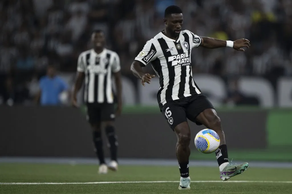 Bastos jogador do Botafogo – Foto: Jorge Rodrigues/AGIF