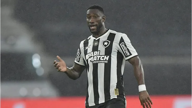 Bastos jogador do Botafogo - Foto: Thiago Ribeiro/AGIF