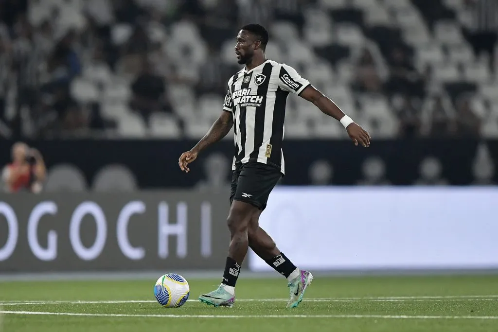 Bastos jogador do Botafogo – Foto: Thiago Ribeiro/AGIF