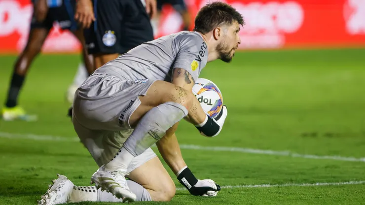Além de Tiago Volpi (foto), o Grêmio tem Gabriel Grando e Adriel no elenco.