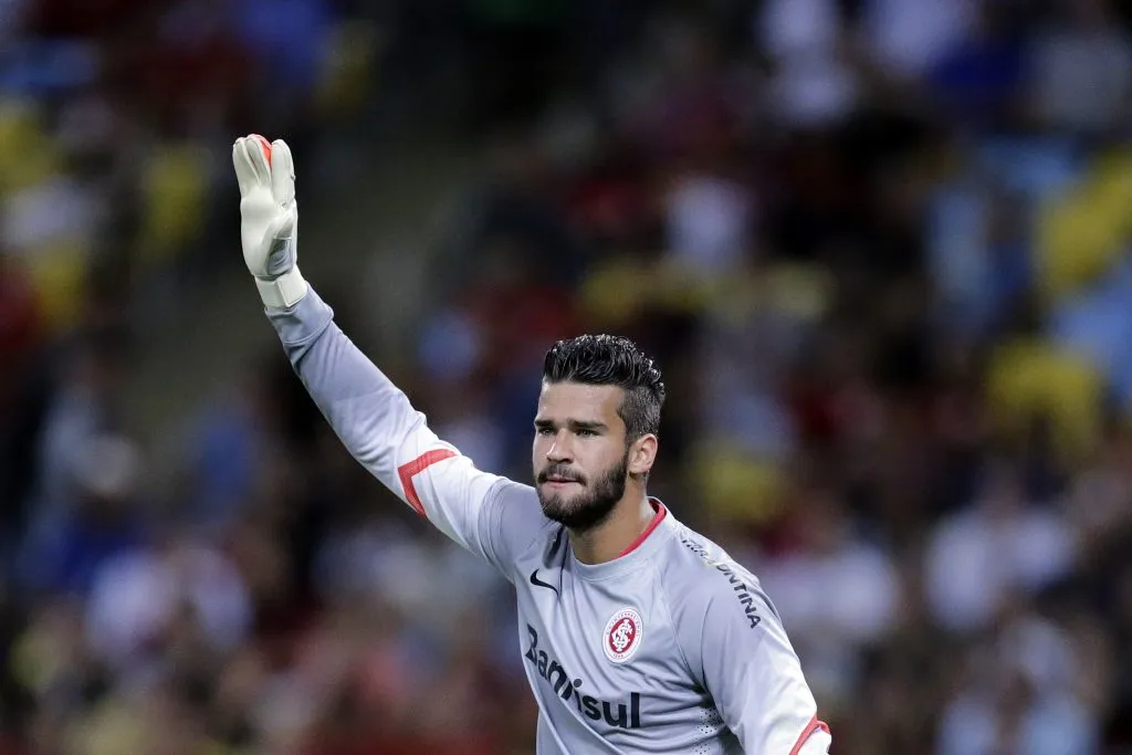 Alisson Becker atuando como goleiro do Internacional – Foto: Paulo Campos/AGIF