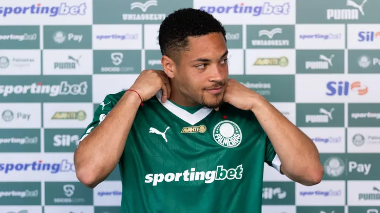Vitor Roque se envolve em polêmica na estreia pela Palmeiras