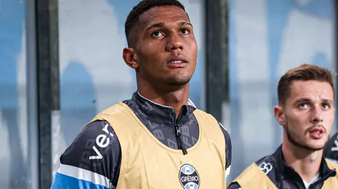 Adriel na reserva durante partida entre Grêmio e ABC, pela Copa do Brasil 2023.