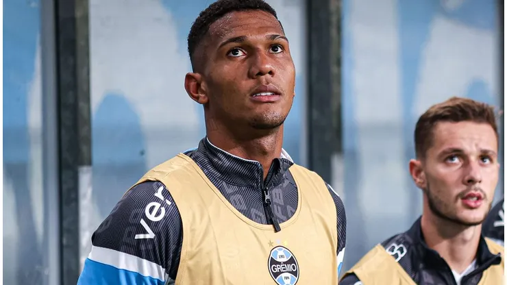 Adriel na reserva durante partida entre Grêmio e ABC, pela Copa do Brasil 2023.