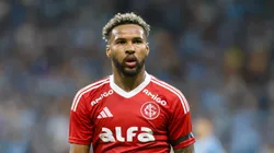 Wesley em ação no segundo tempo do Gre-Nal