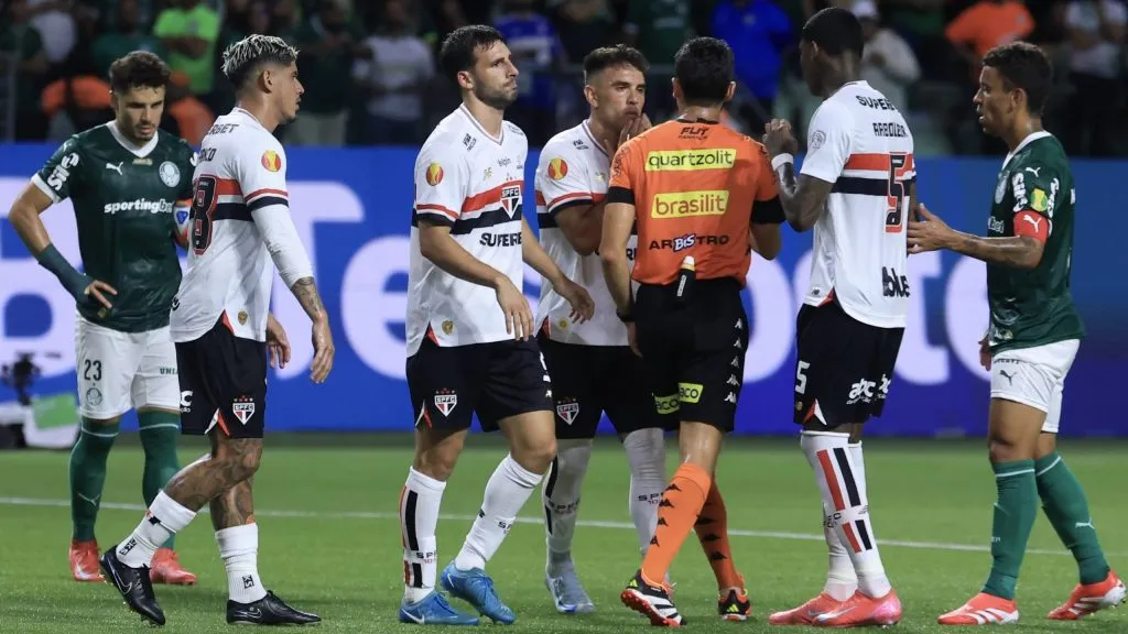 Na opinião de Lugano, elenco do São Paulo reclamou pouco - Foto: Marcello Zambrana/AGIF.