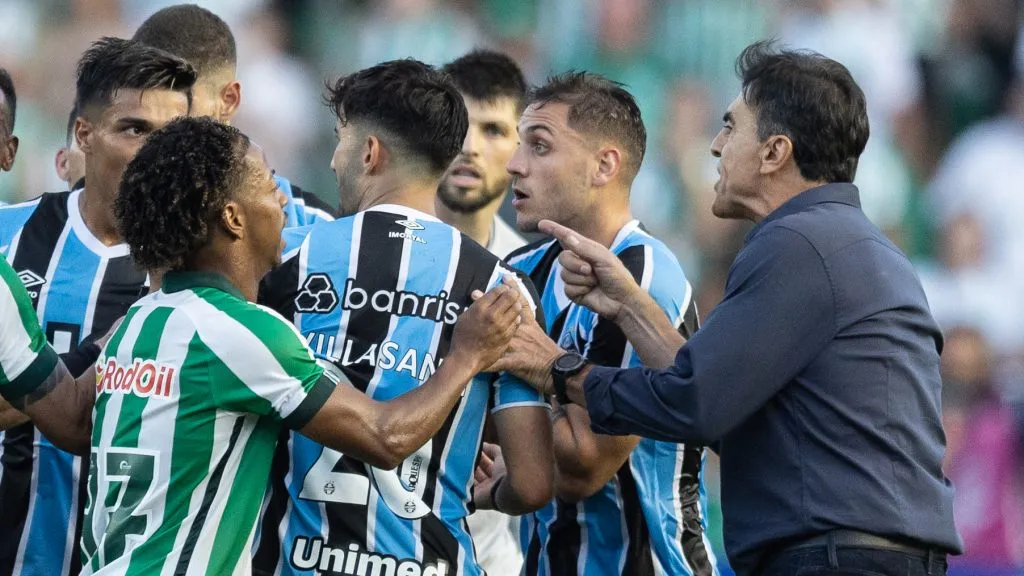 Confusão do técnico do Grêmio no Gauchão. Foto: Liamara Polli/AGIF