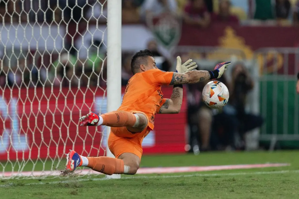 Fábio defende pênalti em partida diante do Grêmio pela Libertadores. Foto: © Ruano Carneiro/ZUMA Press Wire
