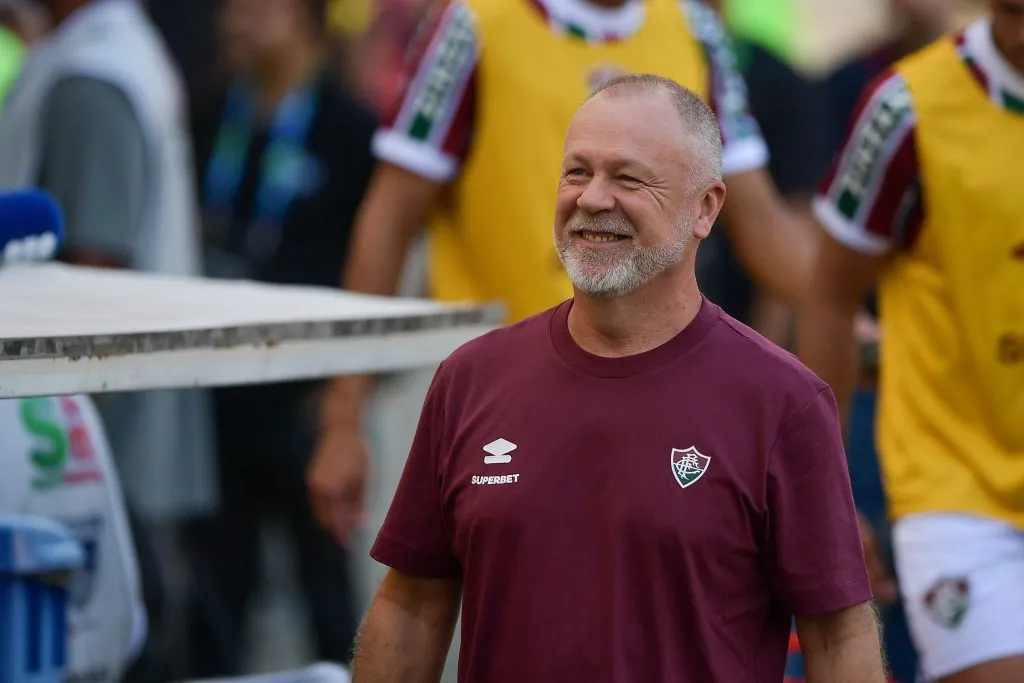 RJ – RIO DE JANEIRO – 16/02/2025 – CARIOCA 2025, FLUMINENSE X NOVA IGUACU – Mano Menezes tecnico do Fluminense durante partida contra o Nova Iguacu no estadio Maracana pelo campeonato Carioca 2025. Foto: Thiago Ribeiro/AGIF