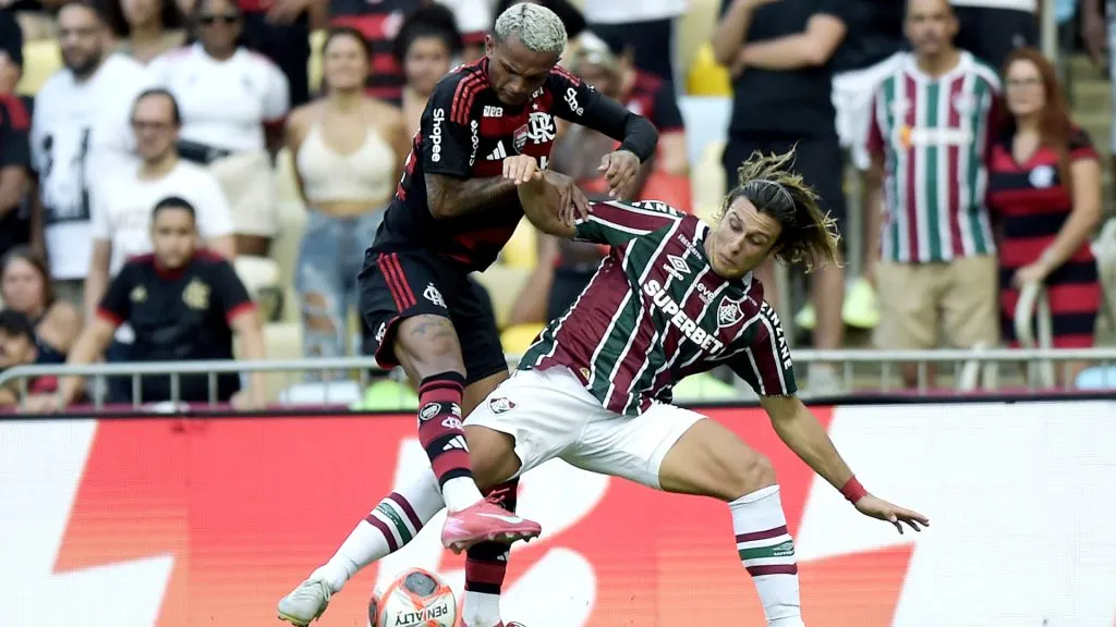 Jogadores de Fluminense e Flamengo em campo no Campeonato Carioca – Foto: Alexandre Loureiro/AGIF