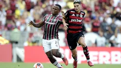 Jhon Arias disputando a bola com Ayrton Lucas durante confronto entre Flamengo x Fluminense - Foto: Alexandre Loureiro/AGIF
