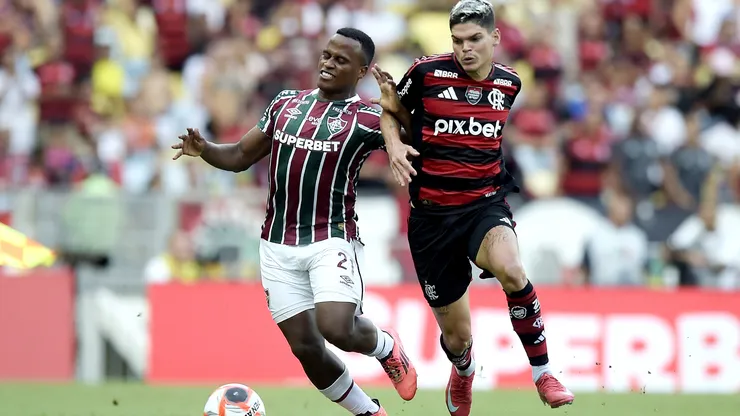 Jhon Arias disputando a bola com Ayrton Lucas durante confronto entre Flamengo x Fluminense - Foto: Alexandre Loureiro/AGIF