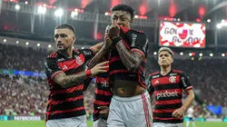 Arrascaeta comemorando gol do Flamengo com Bruno Henrique. Foto: Thiago Ribeiro/AGIF