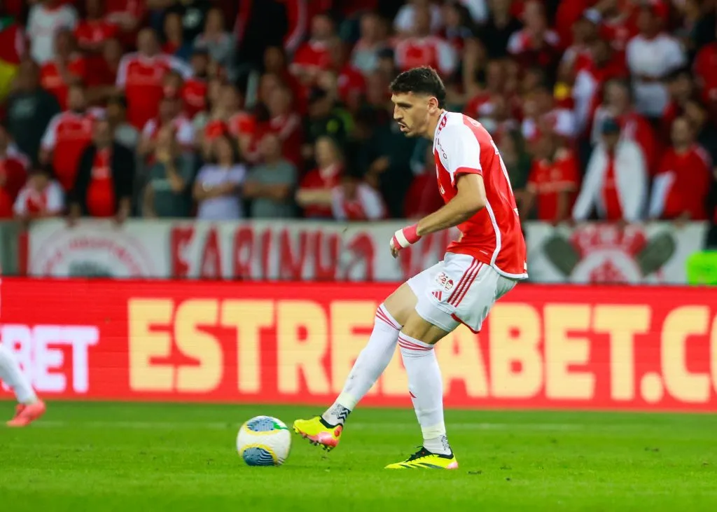 Rogel em campo pelo Inter – Foto: Luiz Erbes/AGIF