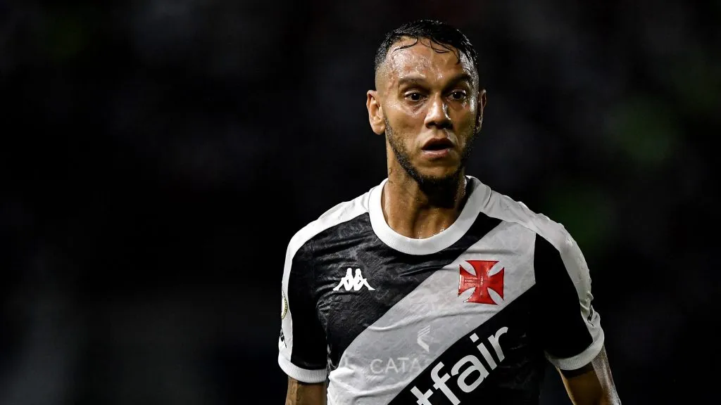 Souza atento em jogo com a camisa do Vasco. Foto: Thiago Ribeiro/AGIF.