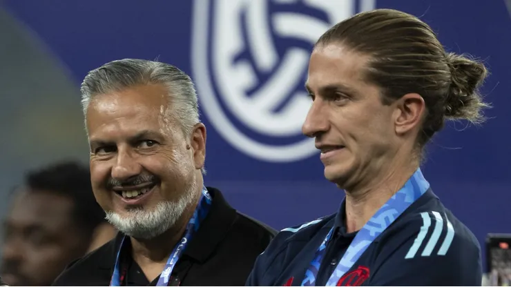 RJ - RIO DE JANEIRO - 22/02/2025 - CARIOCA 2025, FLAMENGO X MARICA - Danilo jogador do Flamengo comemora titulo com Jose Boto diretor de futebol e Filipe Luis tecnico da sua equipe apos partida contra o Marica no estadio Maracana pelo campeonato Carioca 2025.