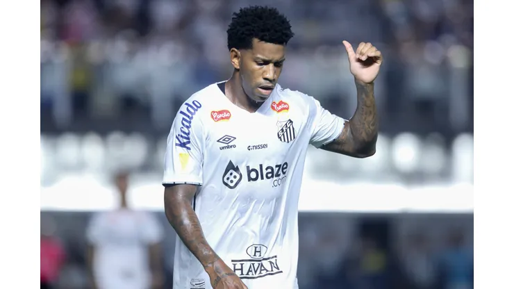 Gil jogador do Santos durante partida contra o Bragantino no estádio Vila Belmiro pelo campeonato Paulista 2025. Foto: Reinaldo Campos/AGIF