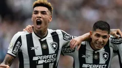 Igor Jesus e Savarino comemorando gol do Botafogo. Foto: Ruano Carneiro/Getty Images