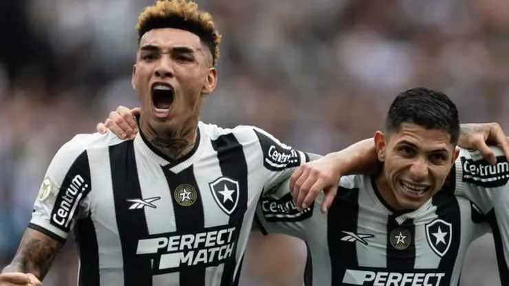 Igor Jesus e Savarino comemorando gol do Botafogo. Foto: Ruano Carneiro/Getty Images