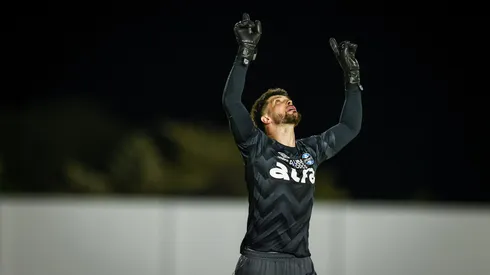 Tiago Volpi comemora em jogo do Grêmio válido pela Copa do Brasil. Foto: Lucas Uebel/Grêmio.