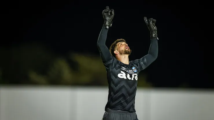 Tiago Volpi comemora em jogo do Grêmio válido pela Copa do Brasil. Foto: Lucas Uebel/Grêmio.