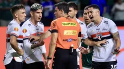 Jogadores do São Paulo reclamam com a arbitragem durante partida contra o Palmeiras. Foto: Marcello Zambrana/AGIF