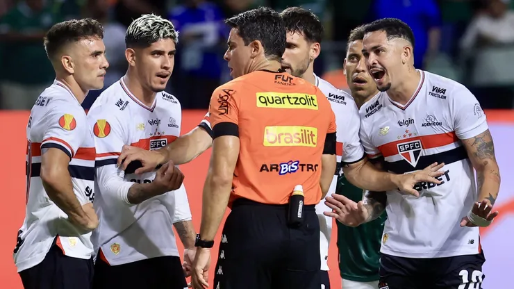 Jogadores do São Paulo reclamam com a arbitragem durante partida contra o Palmeiras. Foto: Marcello Zambrana/AGIF