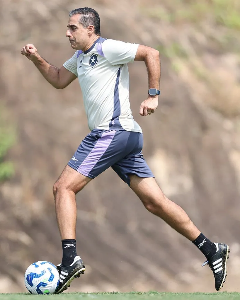 Renato Paiva mostrou estar em forma durante treinamento do Glorioso. Foto: Vítor Silva/BFR
