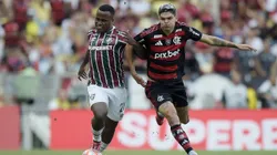 Jhon Arias jogador do Fluminense disputa lance com Ayrton Lucas jogador do Flamengo durante partida. Foto: Alexandre Loureiro/AGIF
