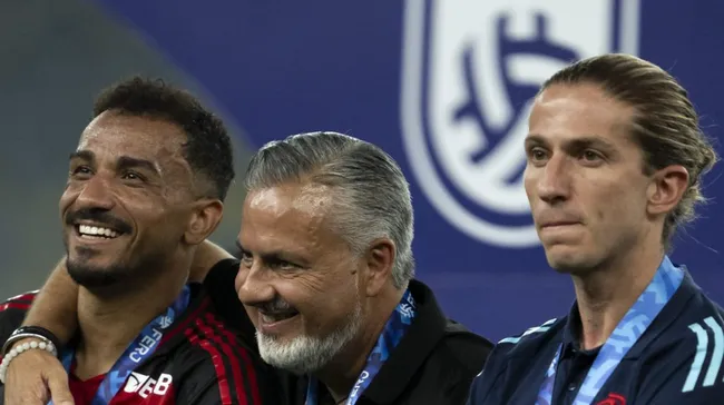 Foto: Jorge Rodrigues/AGIF – Danilo ao lado de José Boto e Filipe Luís em comemoração no Flamengo pelo título da Taça Guanabara.