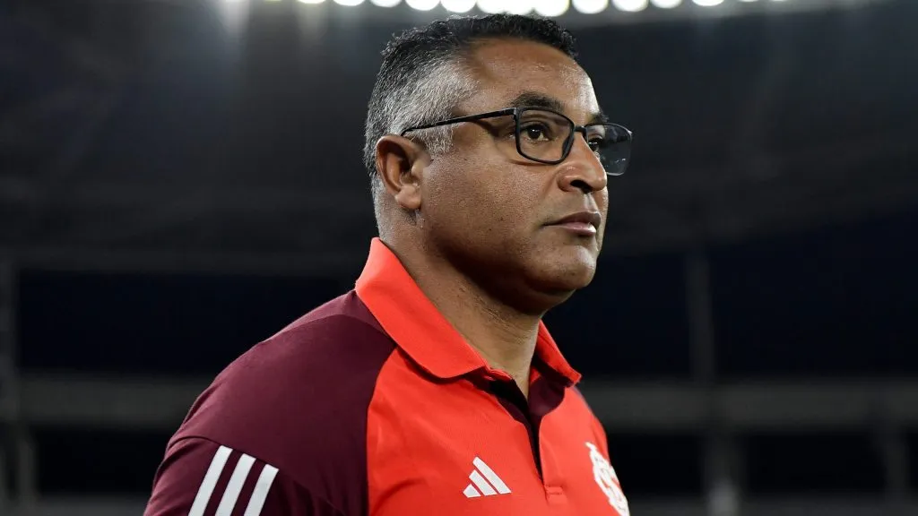 Roger Machado vê rival treinar com formação de 3 volantes para grande decisão do Gauchão – Foto: Thiago Ribeiro/AGIF